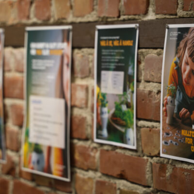 Fire plakater henger på en vegg.