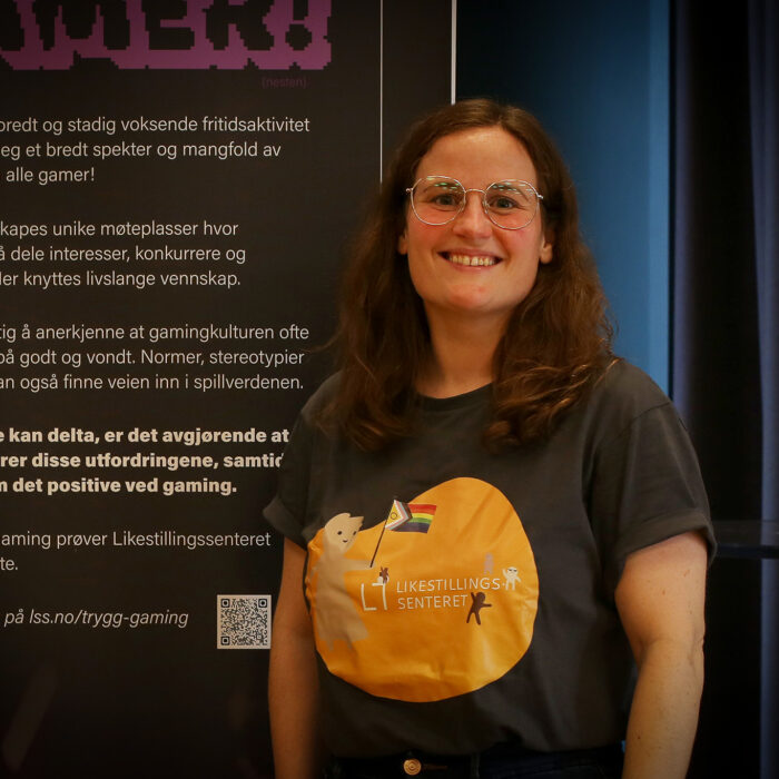 Kristina Miklavic ser i kamera og smiler.