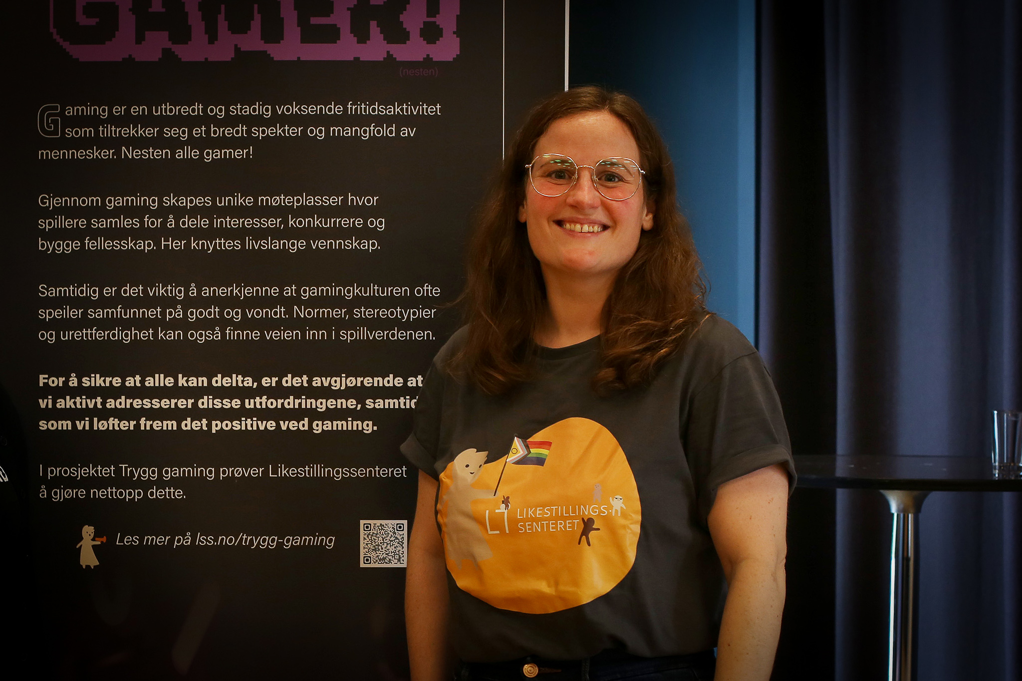 Kristina Miklavic ser i kamera og smiler.