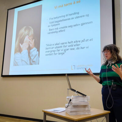 Sara Hope Lygre presenterer for en storskjerm.