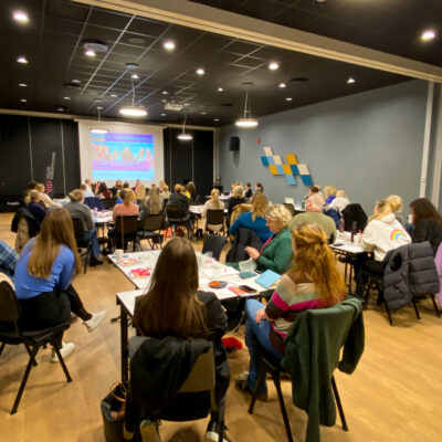 Et konferanserom fullt av mennesker.