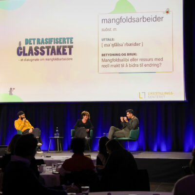 Tre personer på en scene.