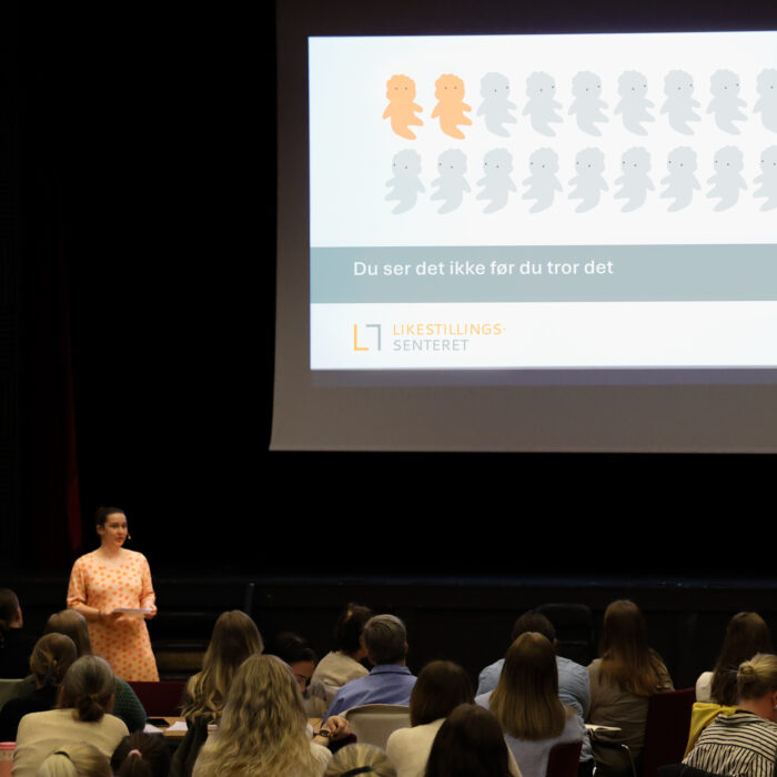 Frøydis Sund presenterer foran et publikum.