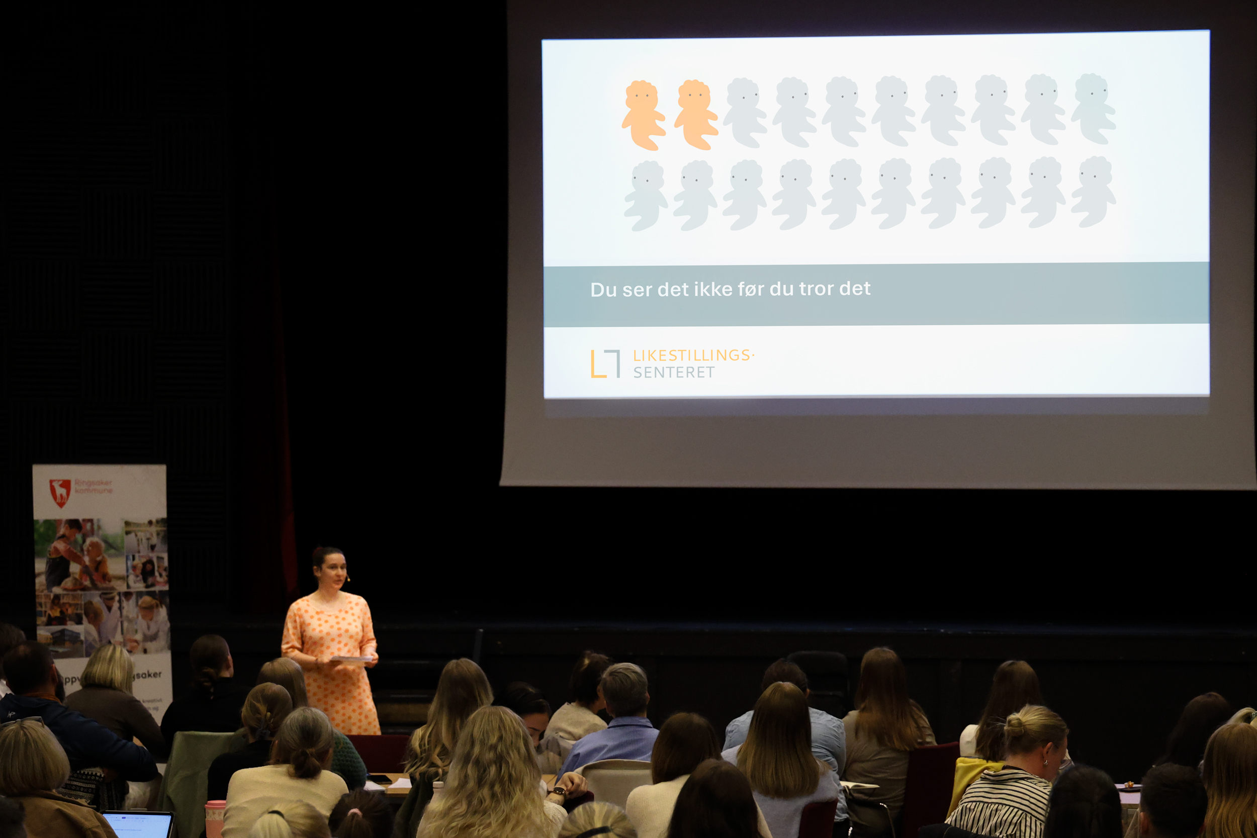 Frøydis Sund presenterer foran et publikum.