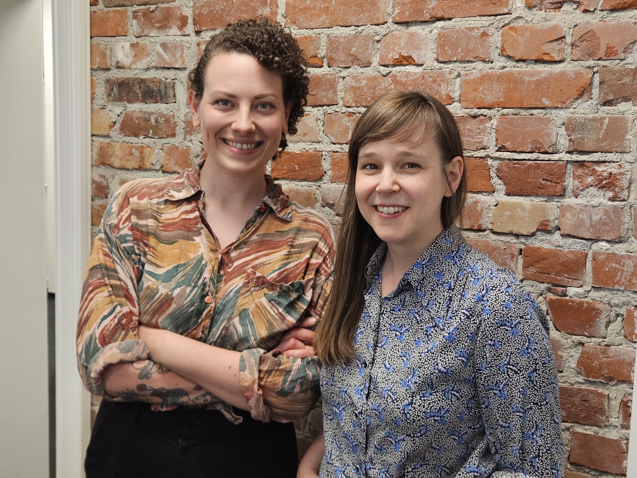 Mary Ann og Silje ser i kamera og smiler.