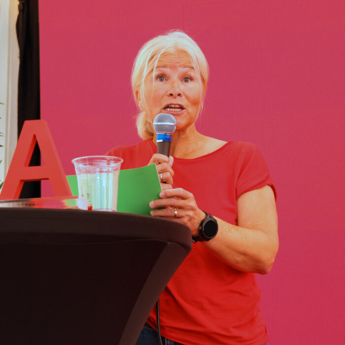 Bente Kristin Høgmo på scenen.
