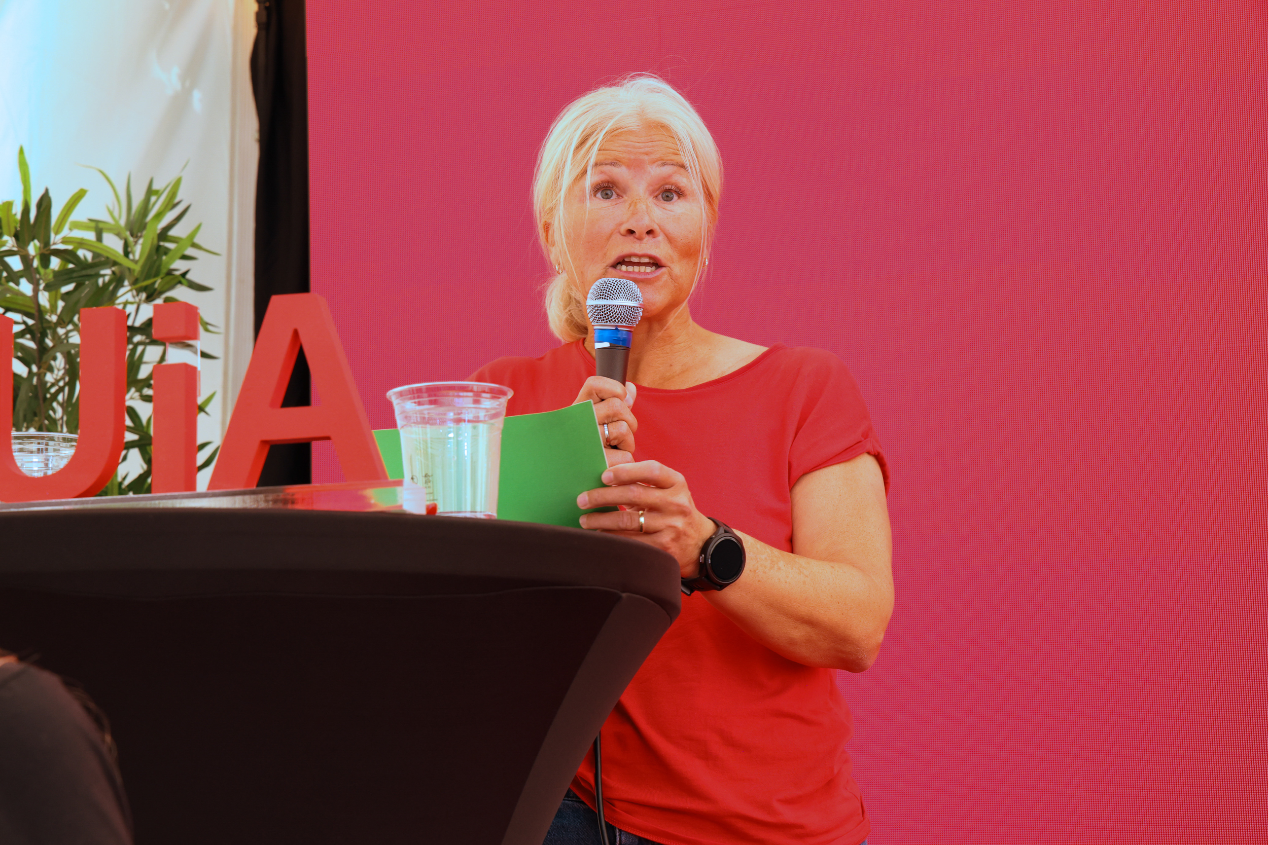 Bente Kristin Høgmo på scenen.