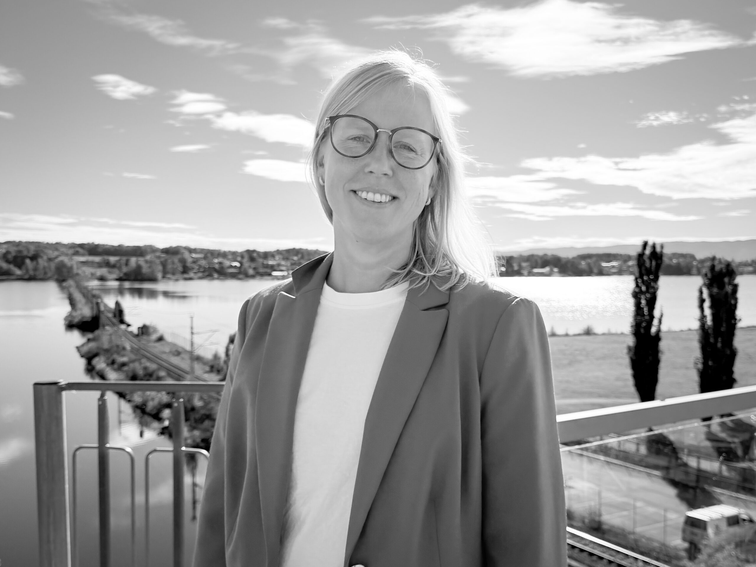 Mari ser i kamera og smiler.