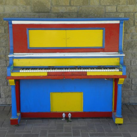 Fargerikt piano.